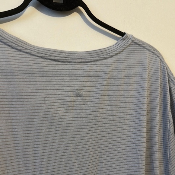 Lululemon Athletica Gray V-Neck Short Sleeve Tee - Picture 4 of 5